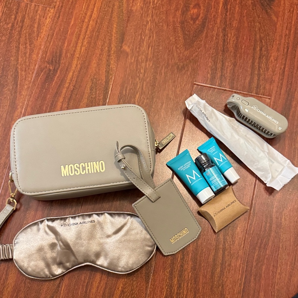 Moschino x China Airlines Travel Set